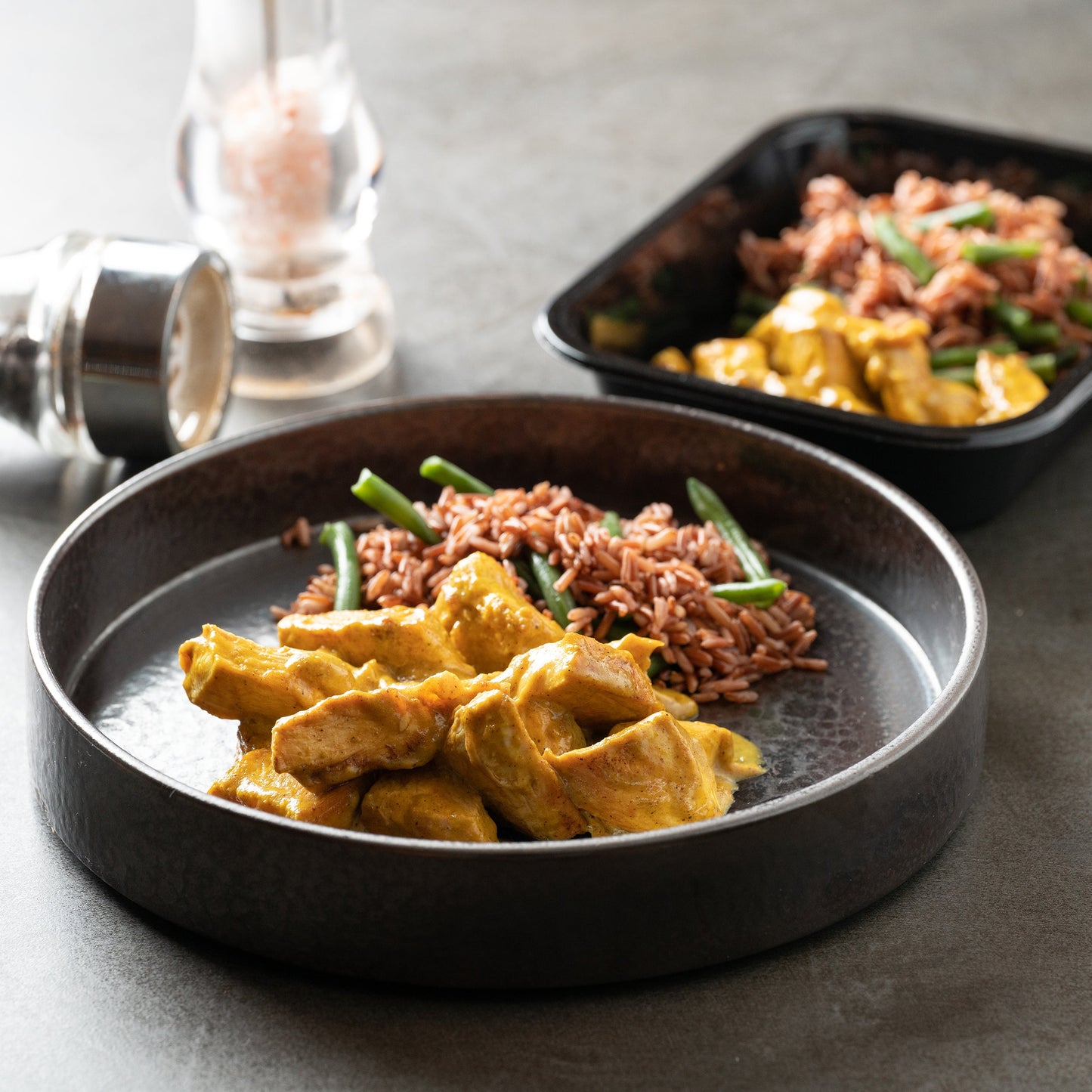 Petto di pollo al curry e latte di cocco, riso rosso e fagiolini verdi 100 Grammi