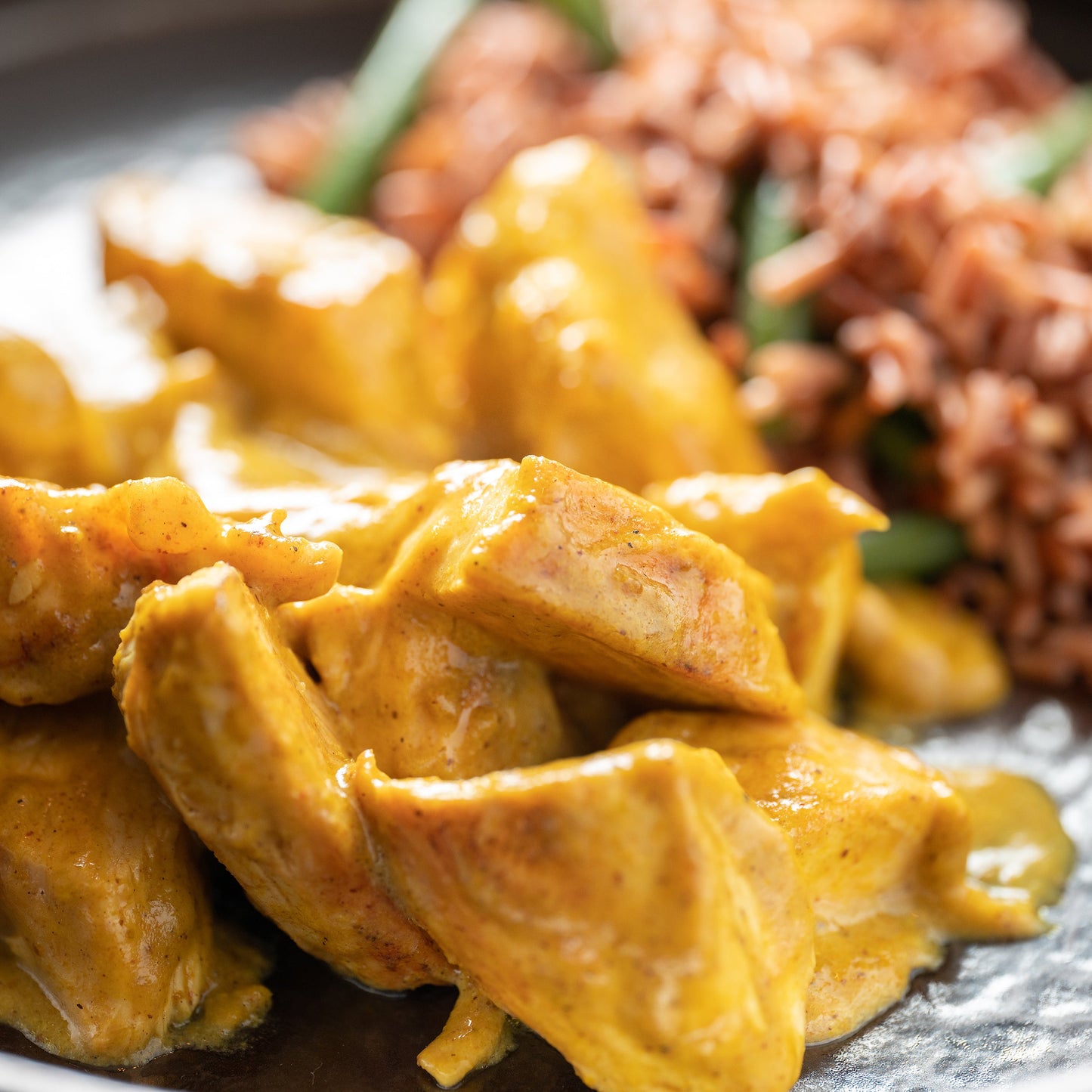 Petto di pollo al curry e latte di cocco, riso rosso e fagiolini verdi 100 Grammi