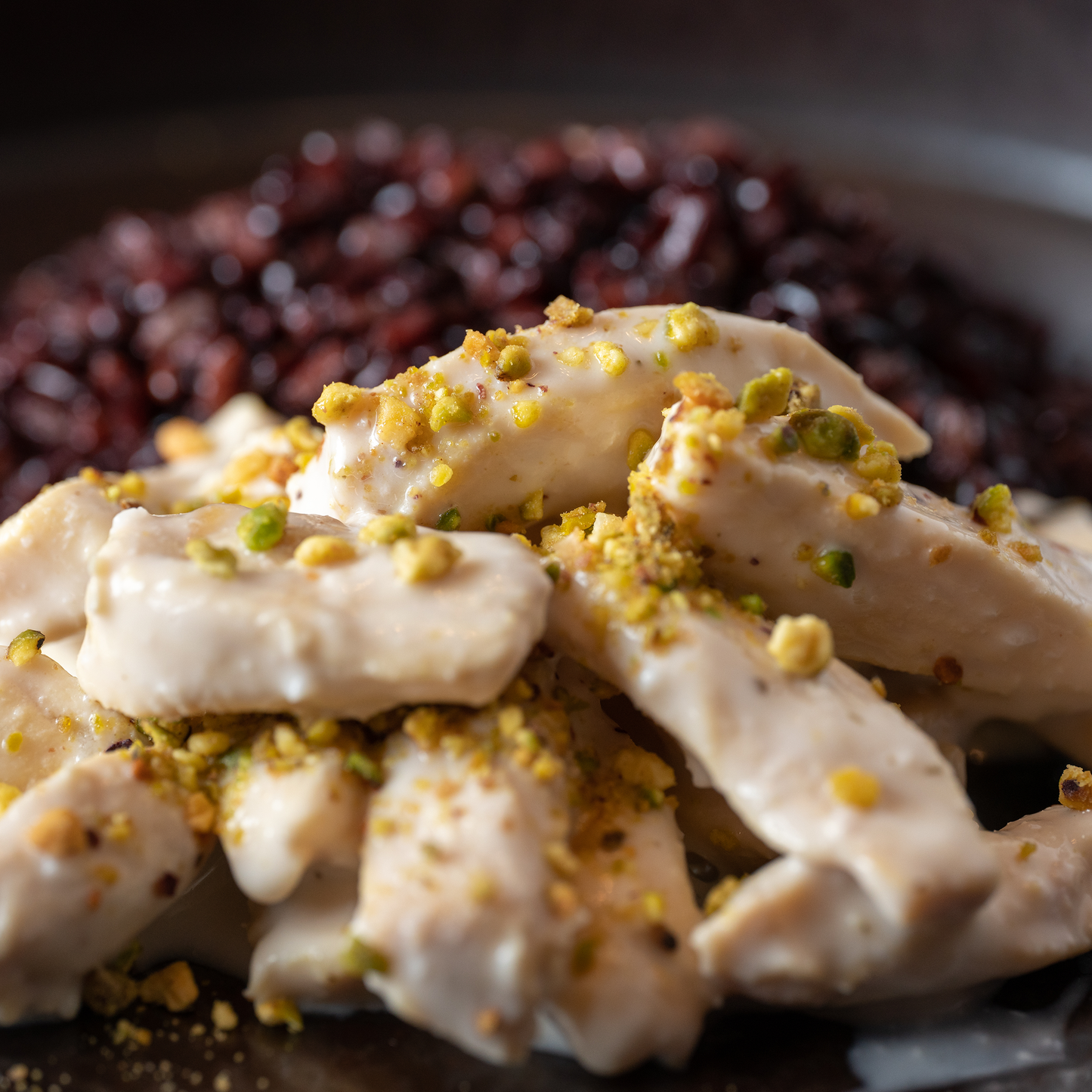 Straccetti di pollo con yogurt e riso venere con granella di pistacchi 100 Grammi