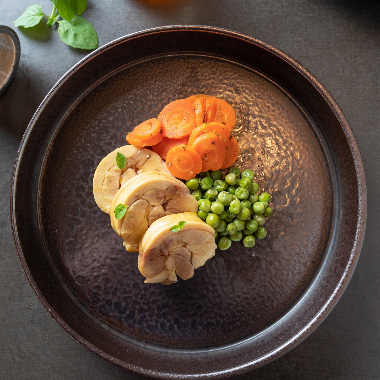 Sovracosce di pollo con miele e menta, piselli e carote 100 Grammi