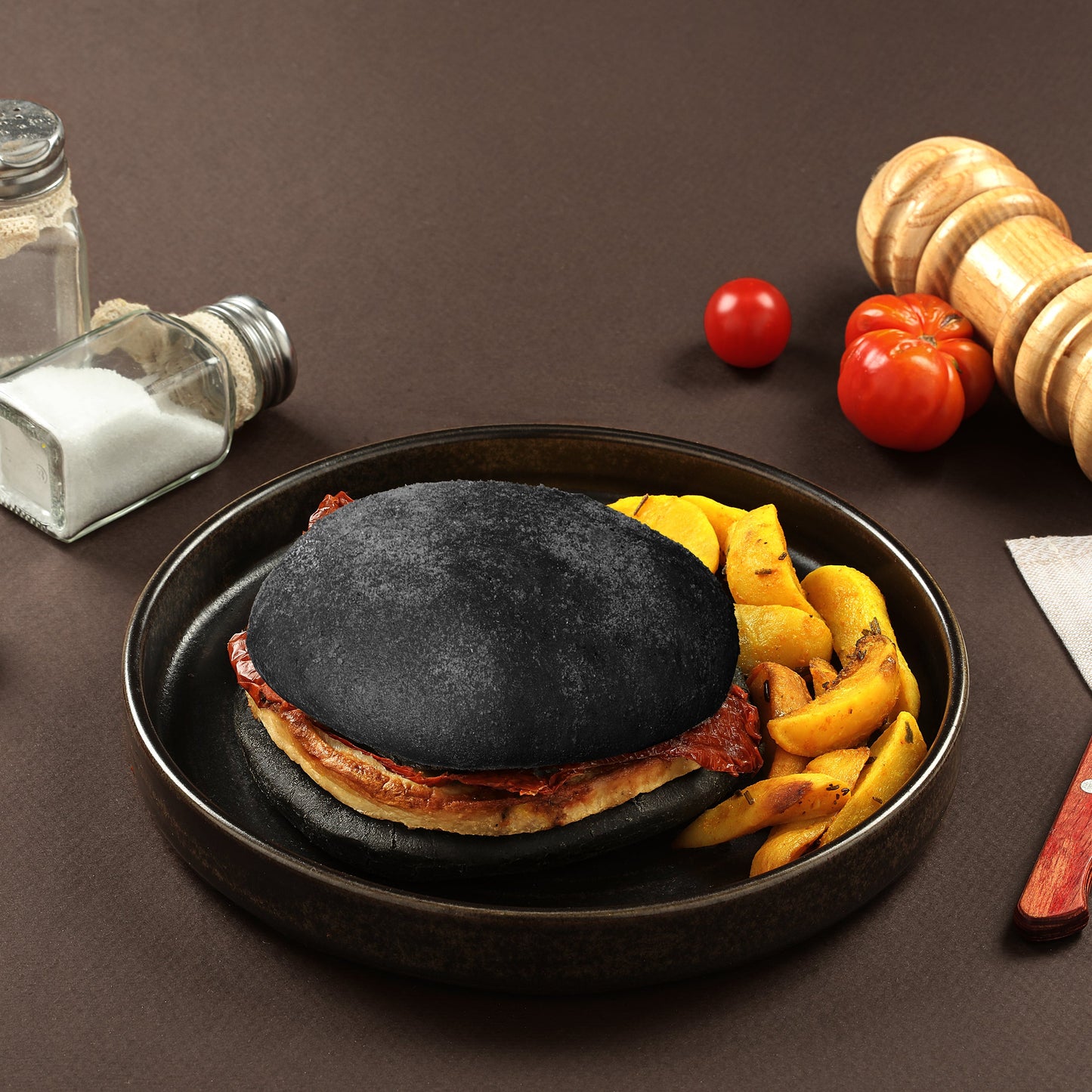 Black burger con pollo, pomodorini secchi, patate e salsa BBQ 0 kcal 100 Grammi
