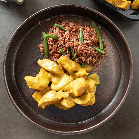 Petto di pollo al curry e latte di cocco, riso rosso e fagiolini verdi 100 Grammi