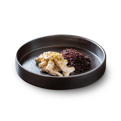 Straccetti di pollo con yogurt e riso venere con granella di pistacchi 100 Grammi