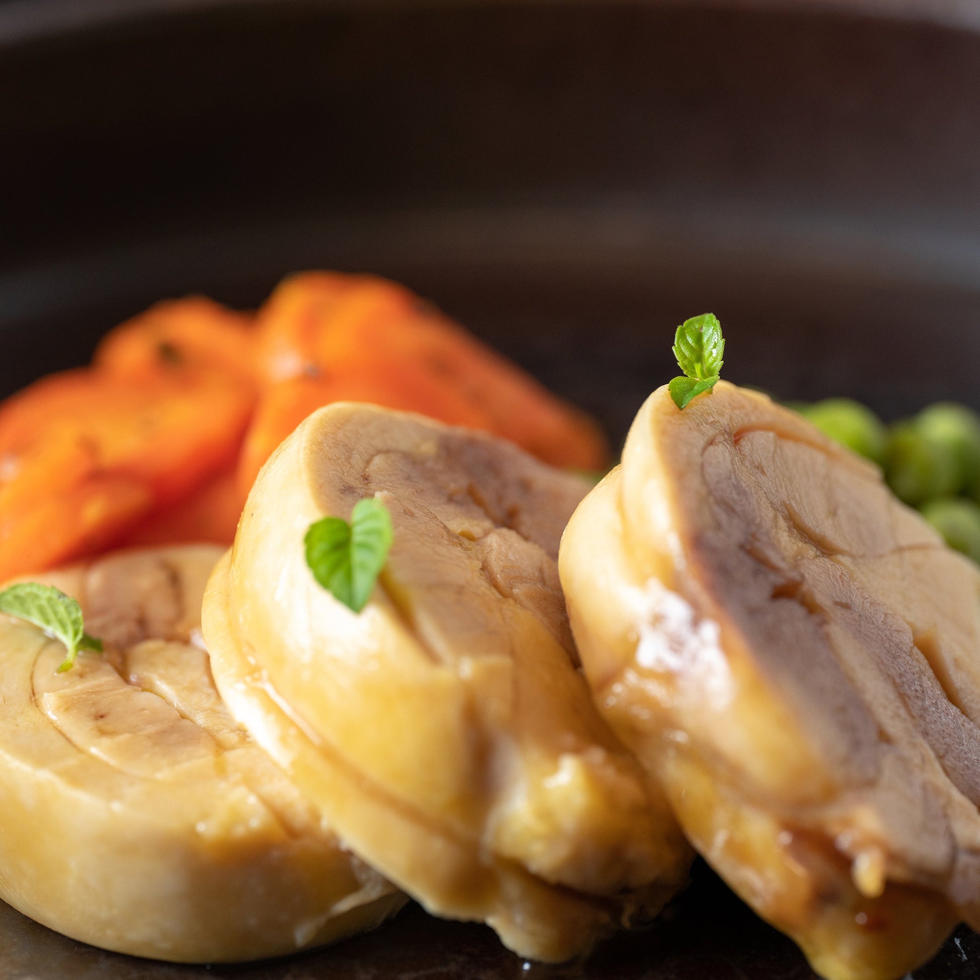 Sovracosce di pollo con miele e menta, piselli e carote 100 Grammi