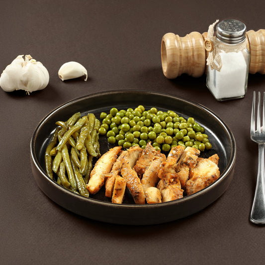 Petto di pollo con verdure verdi: fagiolini e piselli 100 Grammi