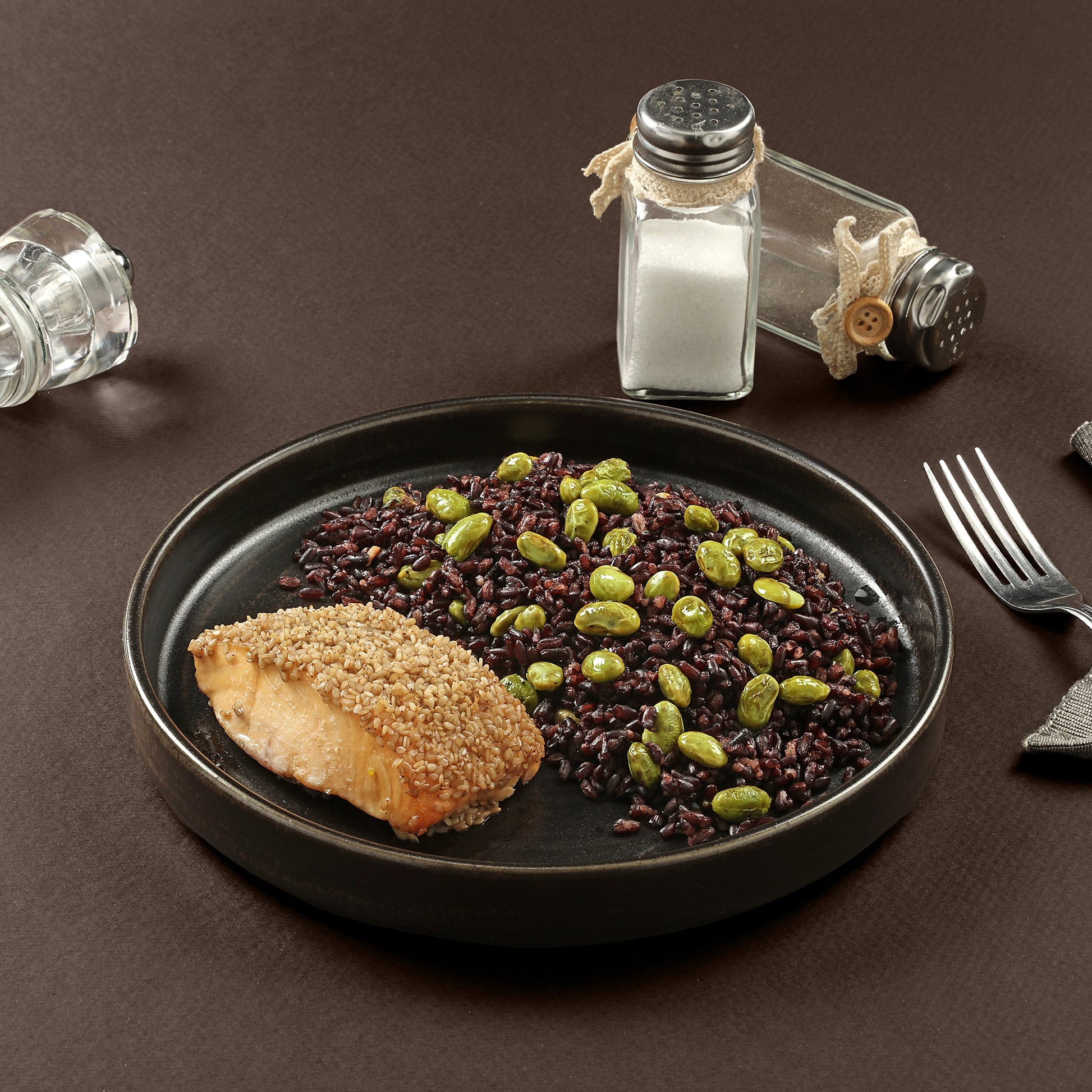 Filetto di salmone con sesamo bianco, riso nero e edamame 100 Grammi