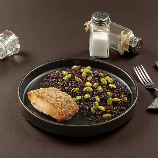 Filetto di salmone con sesamo bianco, riso nero e edamame 100 Grammi