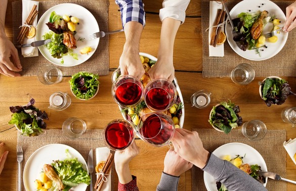 È solo una cena tra amici: idee e consigli per non impazzire